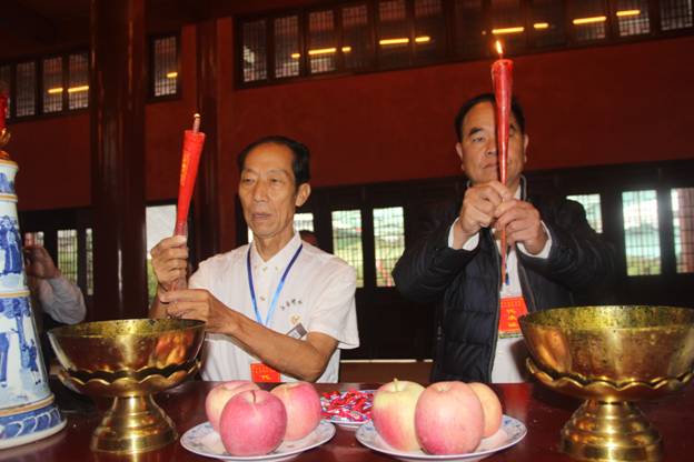 为祖宗献烛、上香